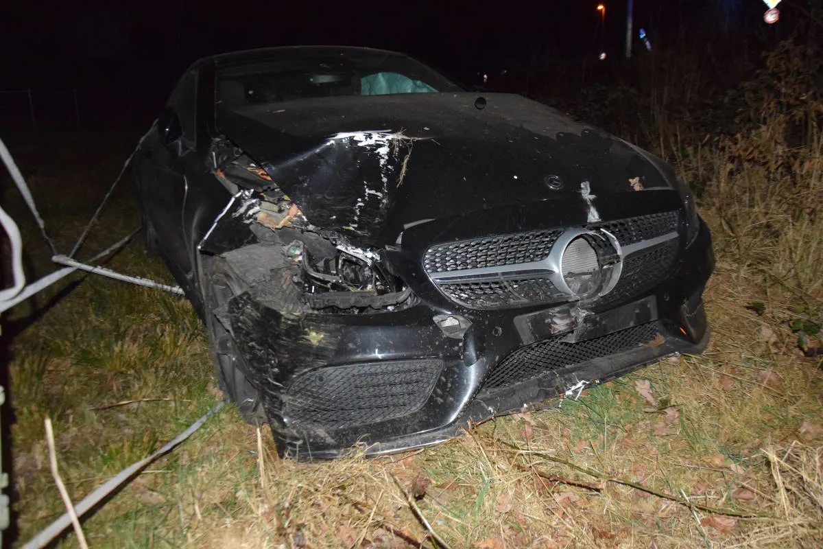 Rödinghausen – Autofahrt endet im Straßengraben - Fahrer flüchtet von der Unfallstelle