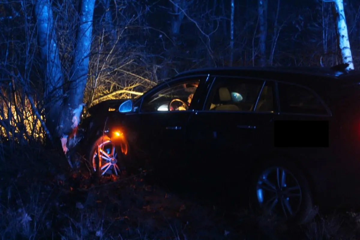 A6/Enkenbach-Alsenborn - Auto kracht gegen Baum