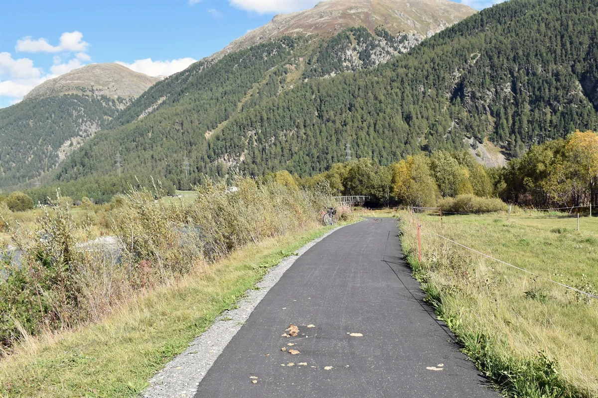 Samedan GR - Fahrradfahrer bei Sturz schwer verletzt