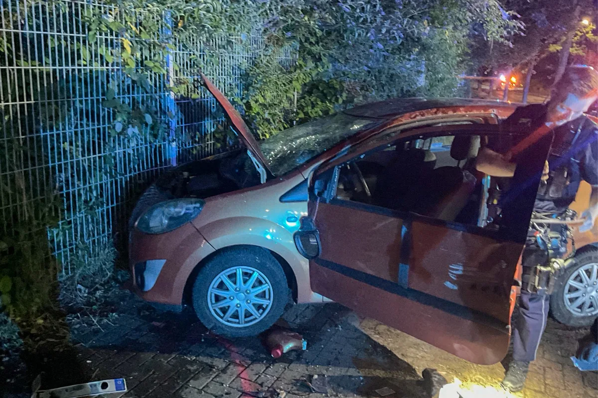 Unfall in Dortmund NW – Autofahrer nach Fahrzeugüberschlag verletzt geborgen