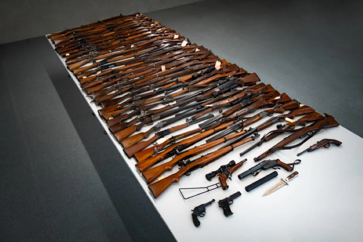 Semsales FR – 64-Jähriger hortet haufenweise illegale Waffen – Siebzig Waffen beschlagnahmt
