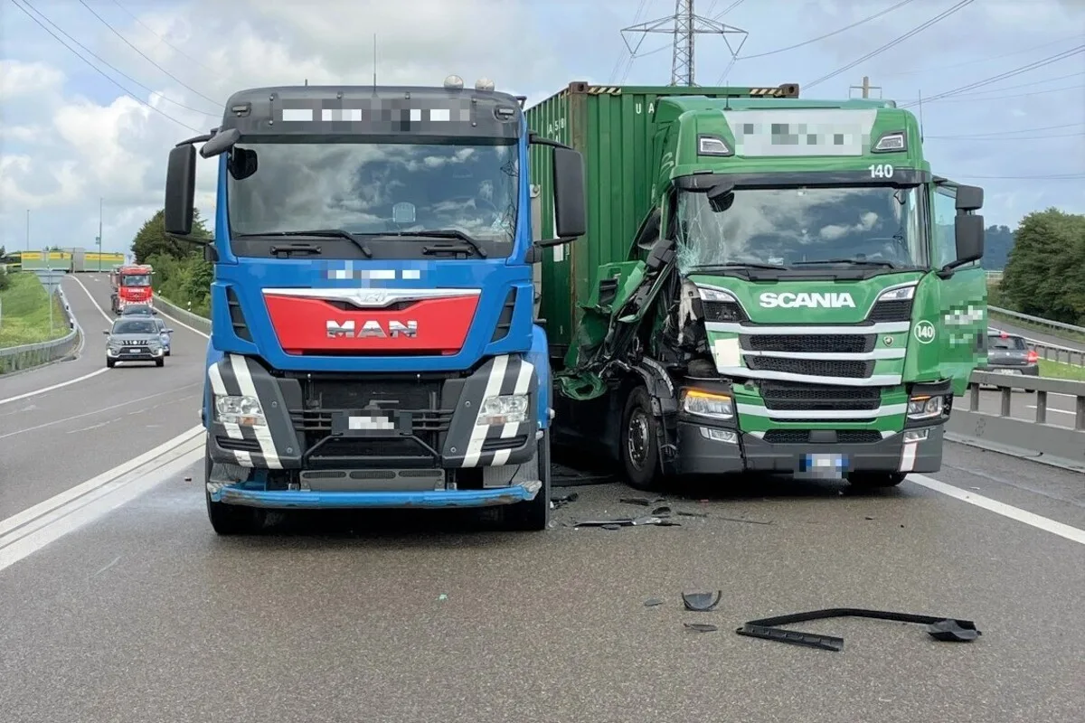  Autobahn A3 in Bilten GL - Kollision zwischen einem Sattellastzug und einem Lastwagen