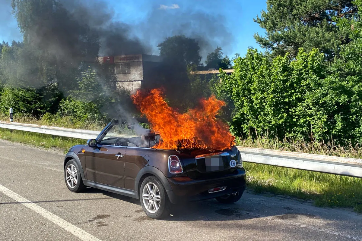 Stadt St. Gallen – Fahrzeug ausgebrannt auf der Schönbüelstrasse