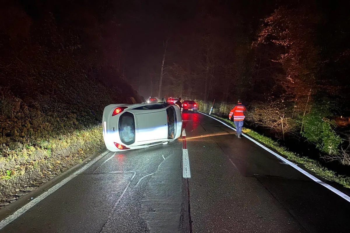 Baar ZG – Junglenker kommt von Strasse ab und landet mit Auto auf Fahrzeugseite