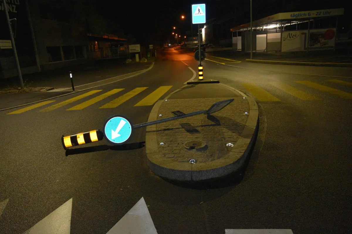 Schaan FL - Inselschutzpfosten umgefahren und abgehauen