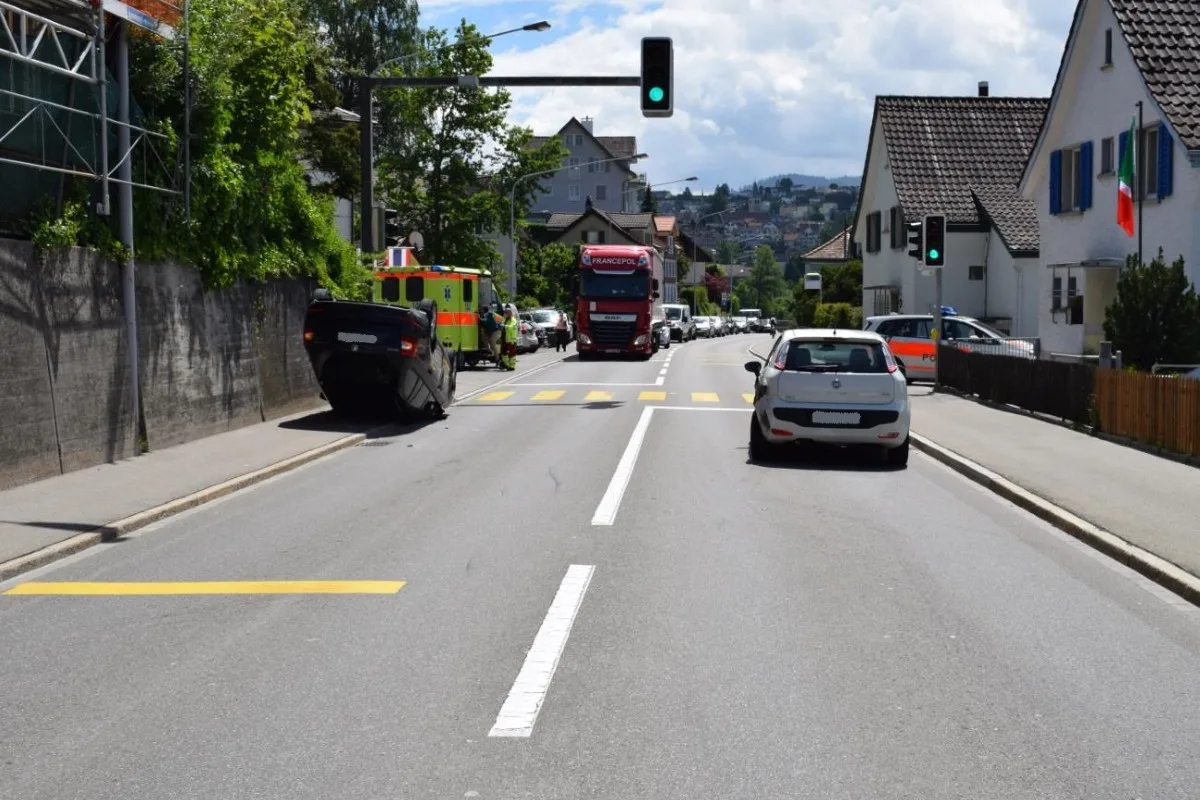 Herisau AR - Spektakulärer Auffahrunfall - Auto landet auf dem Dach