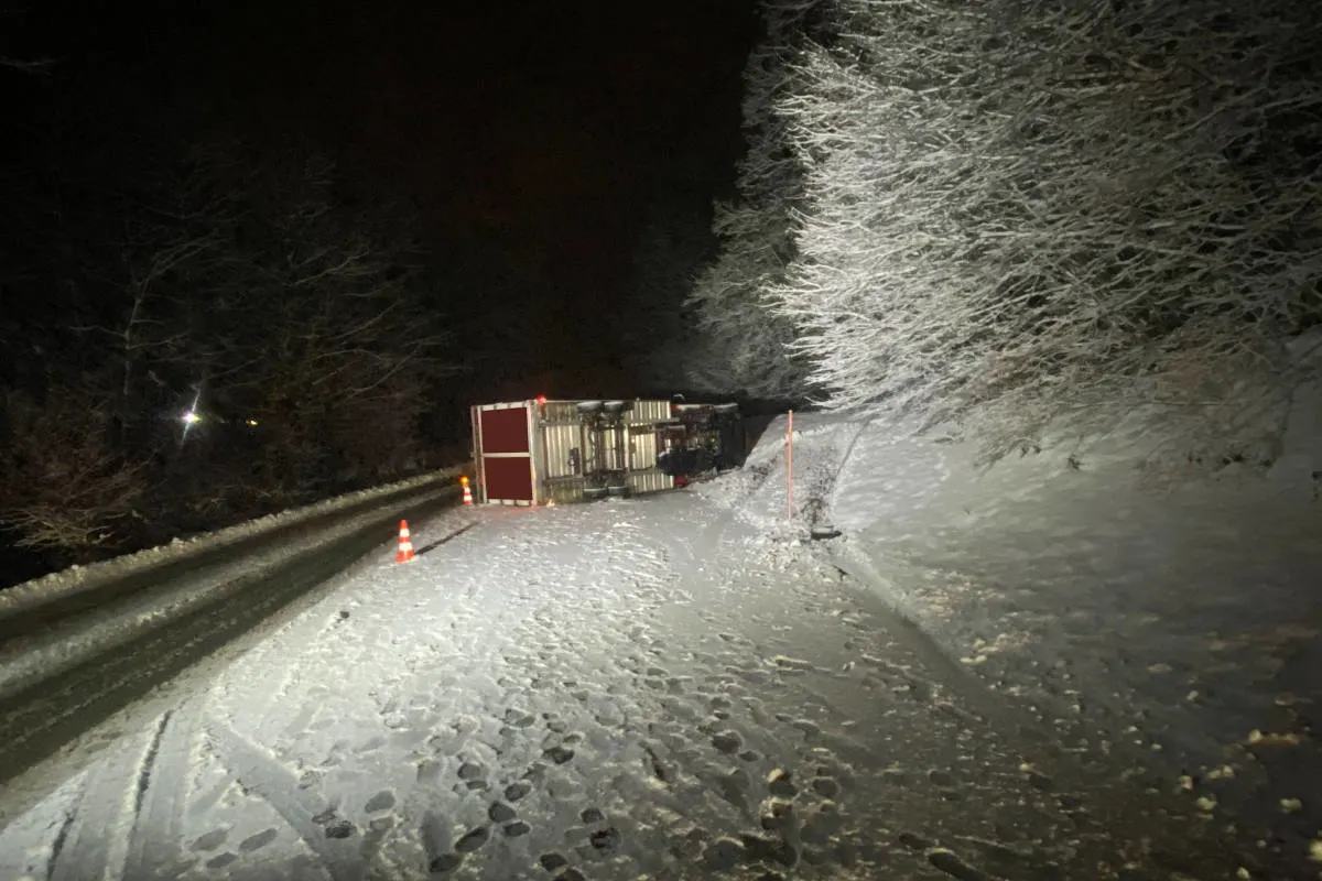 Kanton Zug – Lieferwagen in Seitenlage – Lastwagen auf Kandelaber