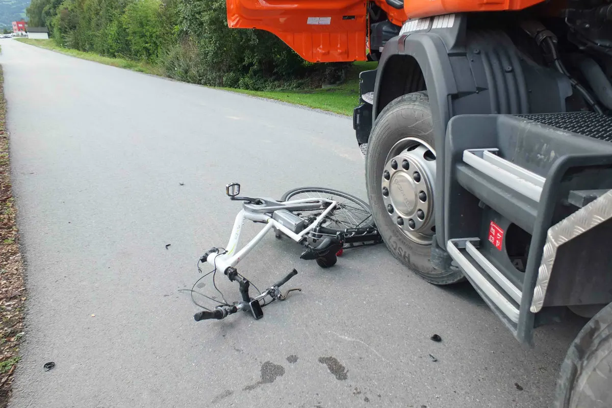 Rebstein SG - Velofahrer wird von Lastwagen touchiert