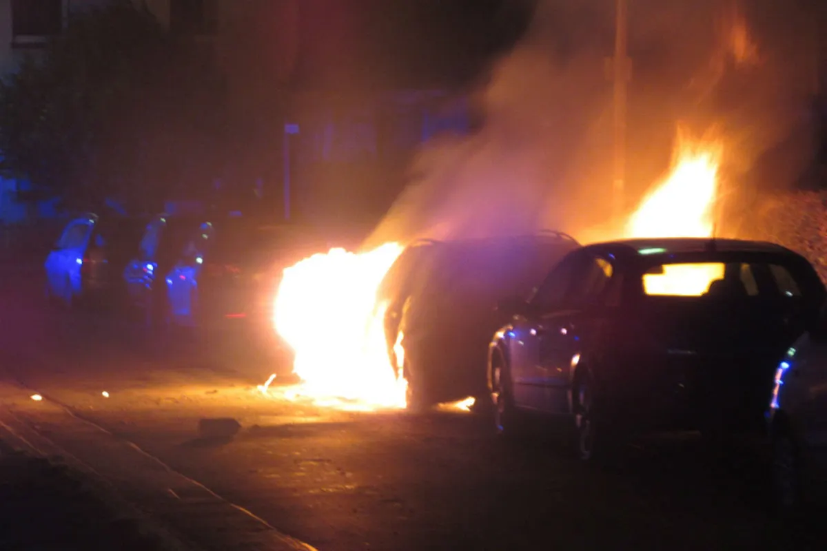 Menden - Auto geht in Flammen auf