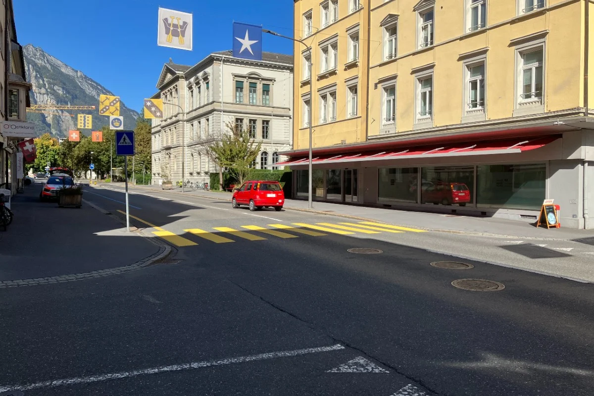 Unfall in Glarus - 90-jähriger Autofahrer übersieht 19-jährige Frau auf dem Fussgängerstreifen
