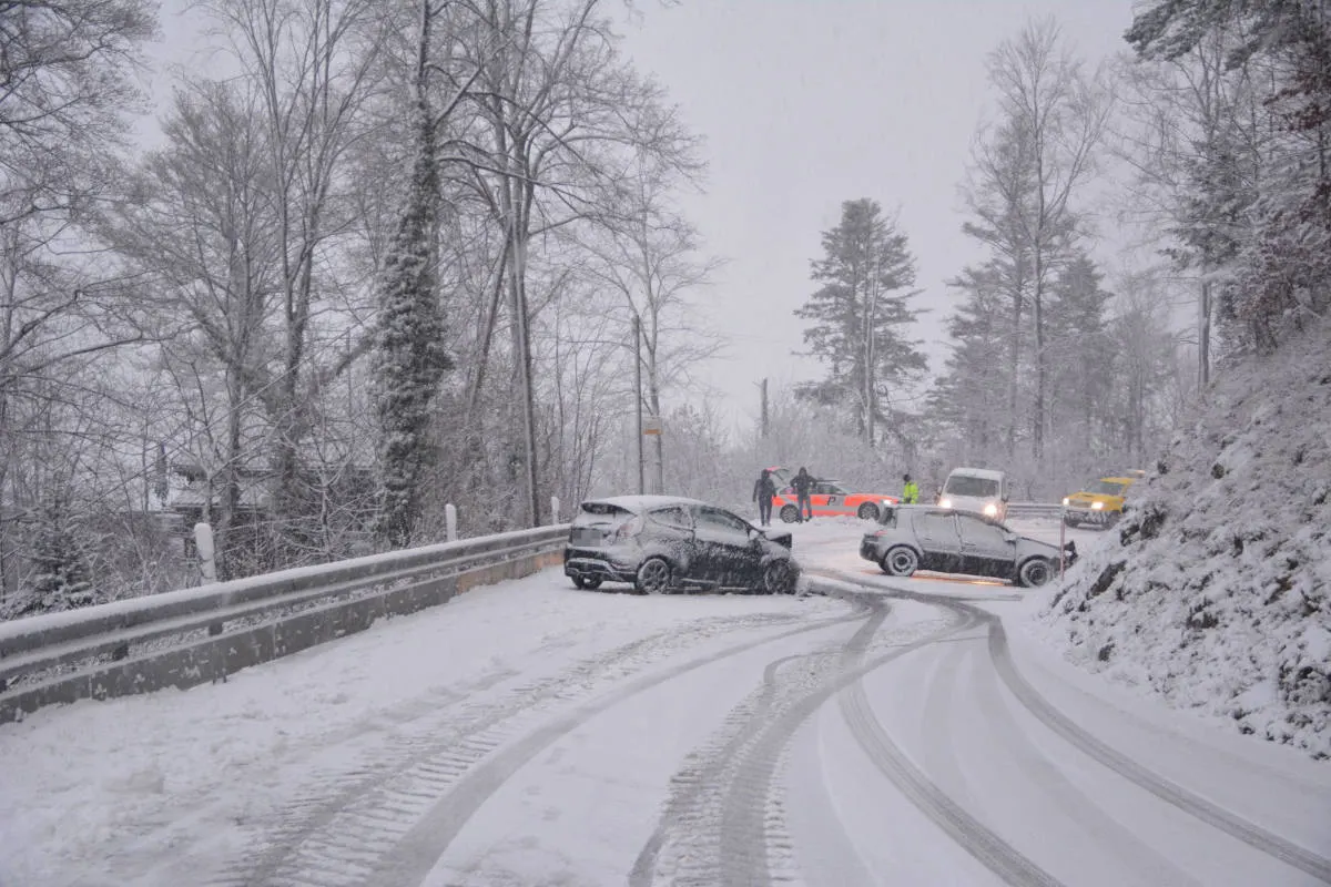 Wintereinbruch im Kanton Solothurn – Mehrere Verkehrsunfälle infolge schneebedeckten Strassen