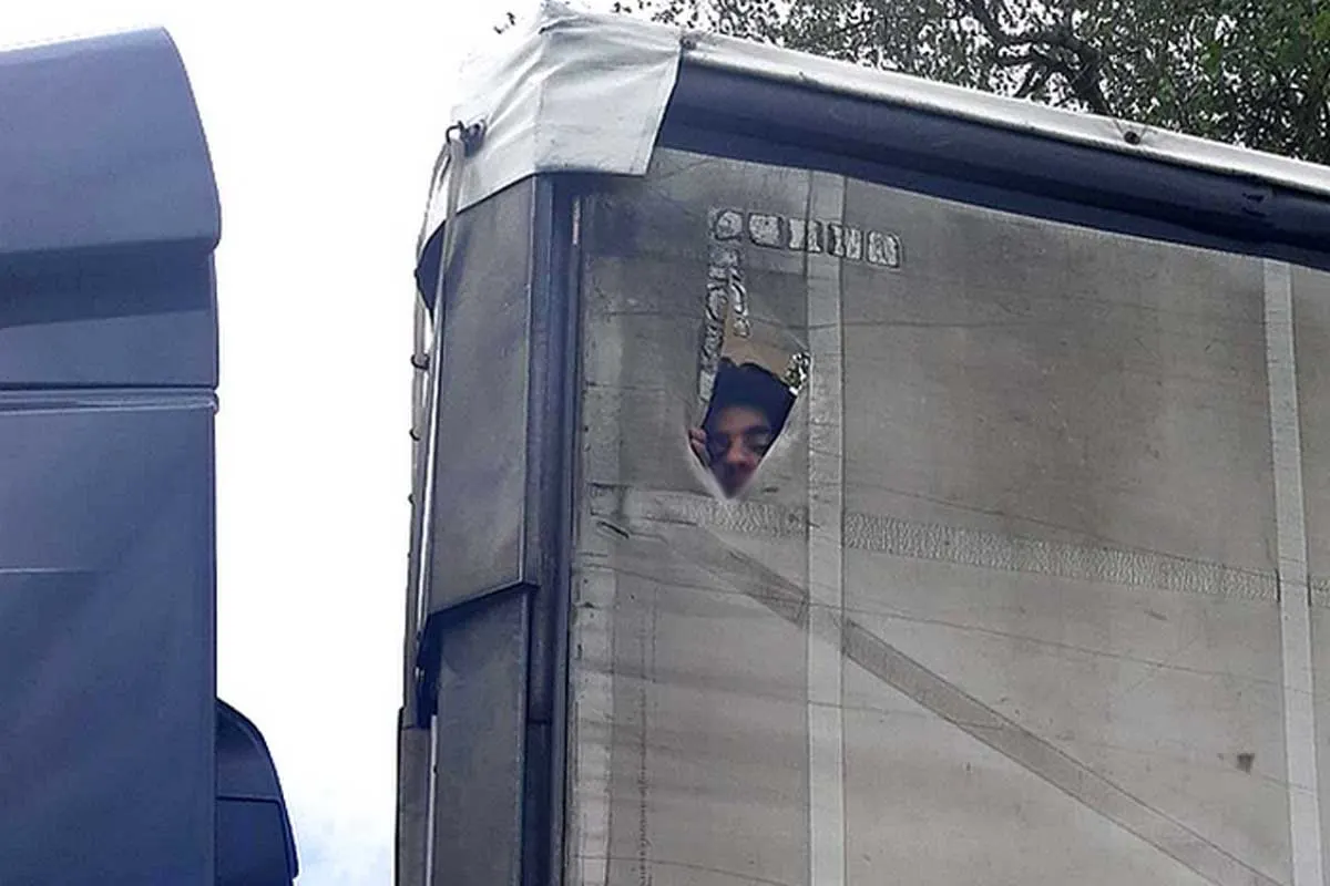 Gefährliche Schleusung in Oberaudorf - Migrant klettert während Fahrt auf Lkw-Dach