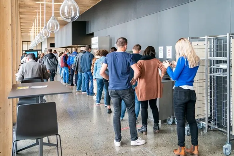 Granges-Paccot FR - Im Personalrestaurant der Kantonspolizei «Le Vidocq» arbeiten auszubildende Asylsuchende