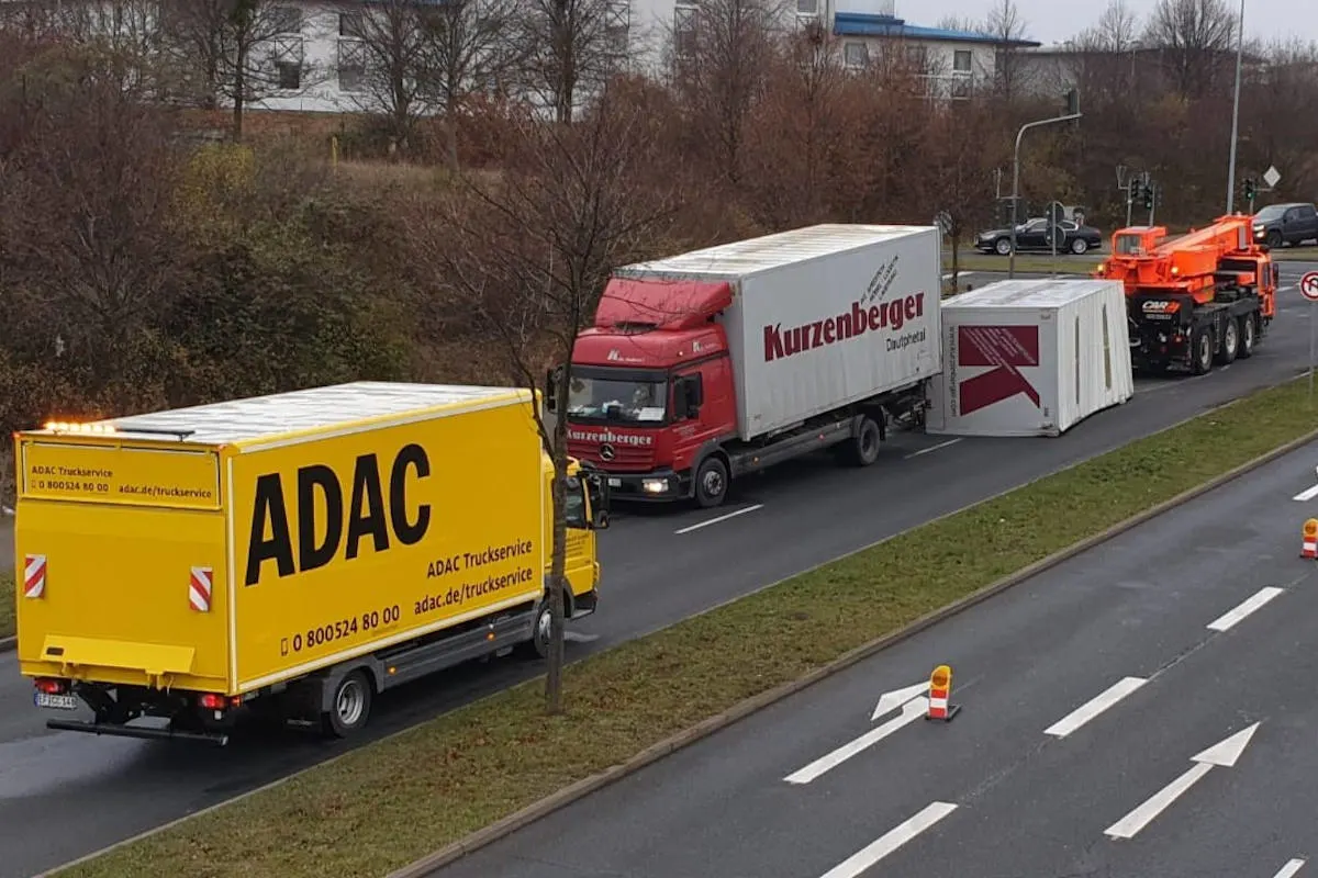 Unfall in Erfurt – Umgekippter Anhänger sorgt für Stau