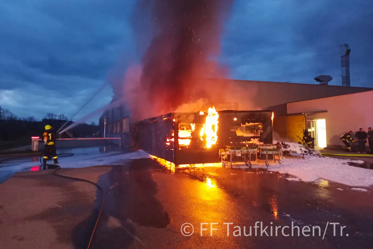 Taufkirchen an der Trattnach – Brand in einer Lagerhalle