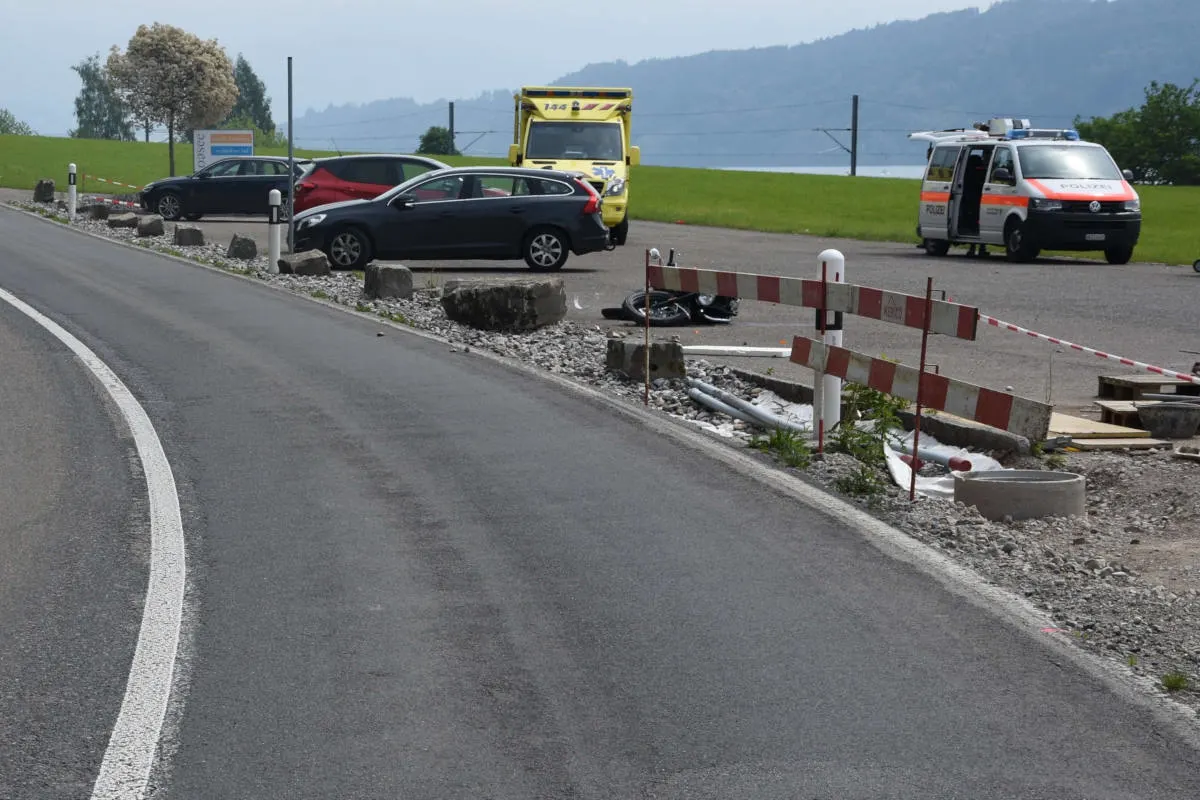 Bollingen SG - Motorradfahrer kollidiert mit Stein