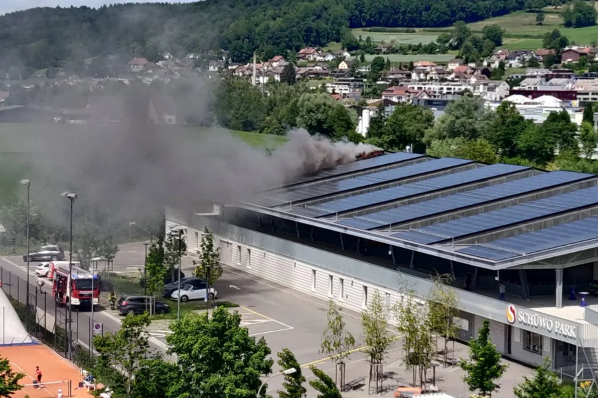 Wohlen AG - Das Dach der Eishalle geriet in Brand