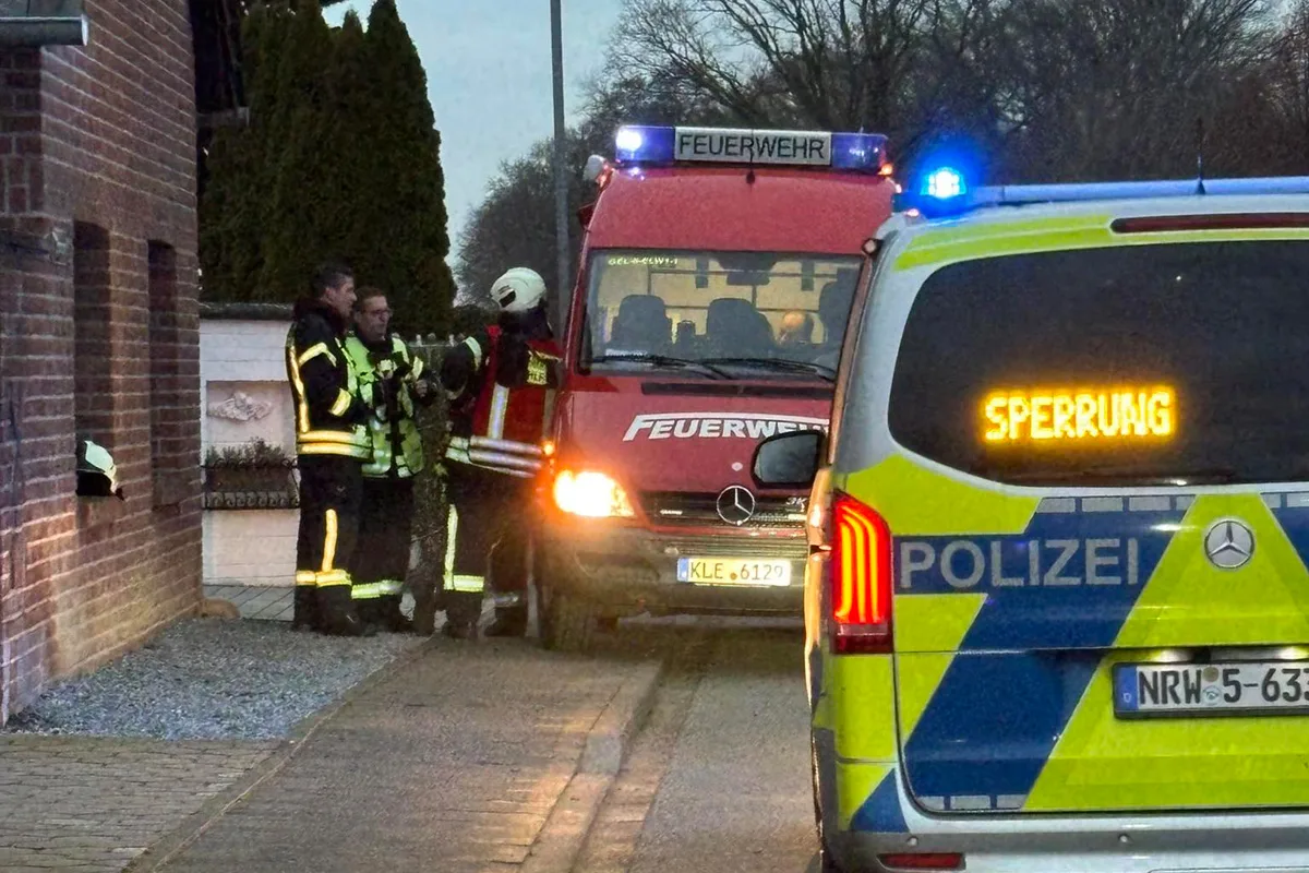 Geldern – Fahrer (22) kracht mit Mercedes in Hauseingang