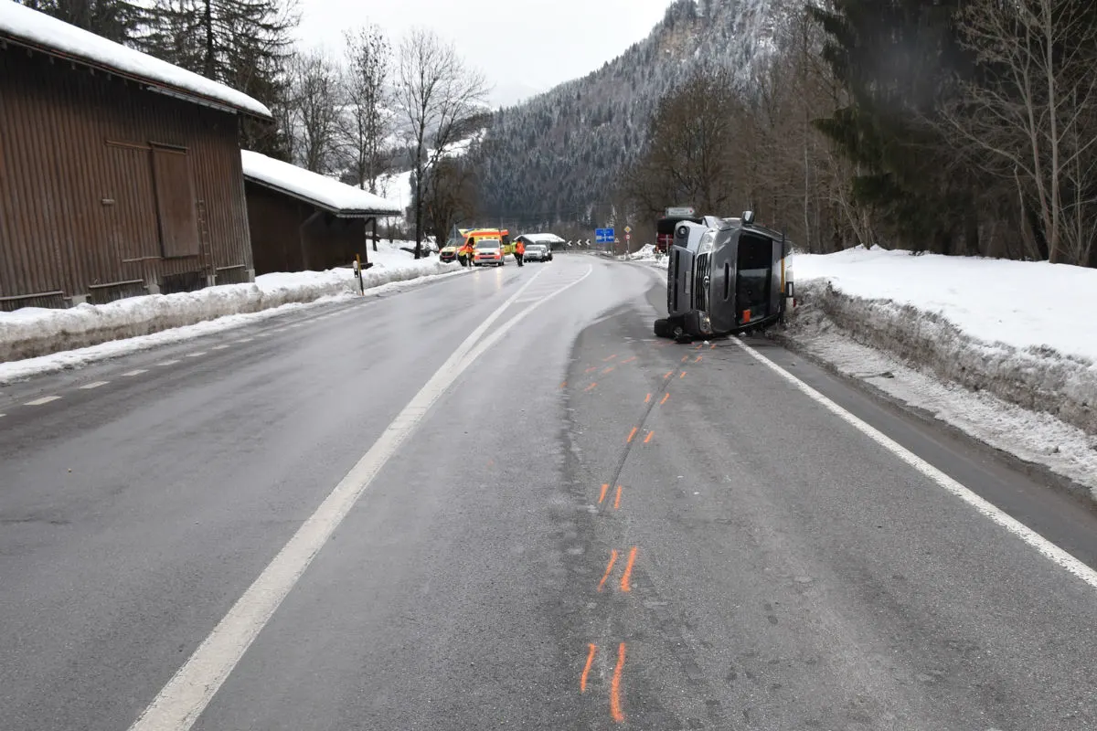 Schnaus/Schluein GR - Autos bei Selbstunfällen gekippt