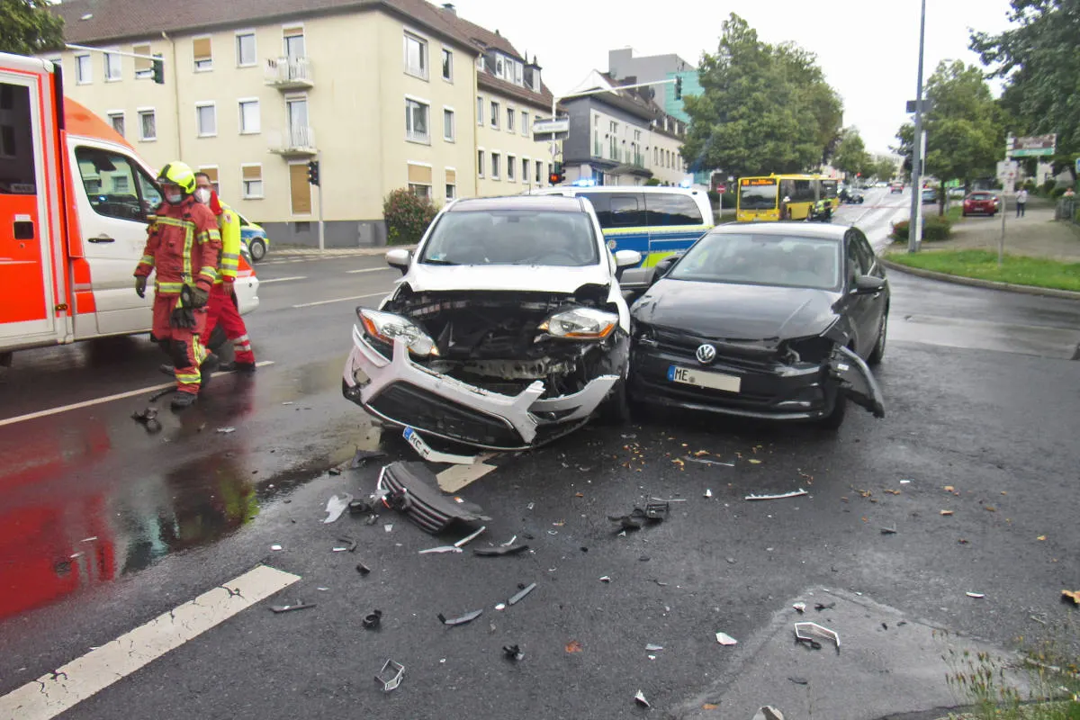 Velbert – Schwere Kollision im Kreuzungsbereich führte zu Verkehrsstörungen