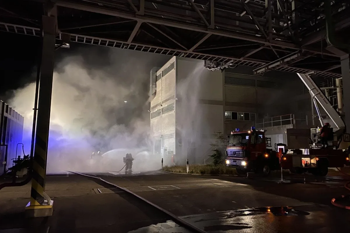 Pratteln BL - Brand in einer Chemiefirma – eine Person verletzt