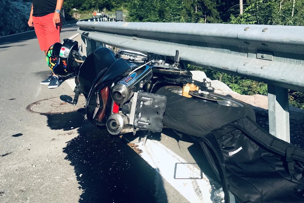 Rickenbach SZ - 33-jähriger Motorradlenker bei Selbstkollision auf der Ibergeregg verletzt