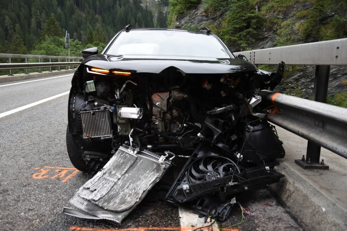 A13 Rongellen GR – Drei Autos in Verkehrsunfall verwickelt
