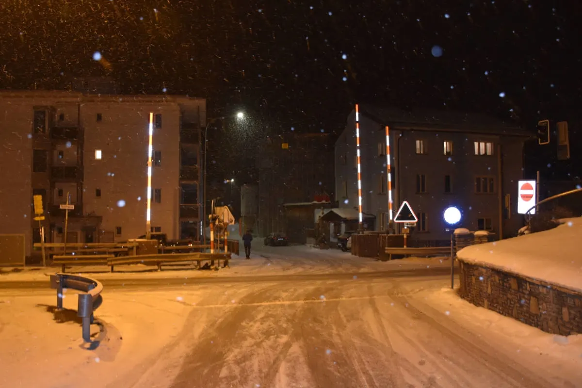 Davos Dorf GR – Verletzter nach seitlich-frontalen Kollision auf schneebedeckter Strasse