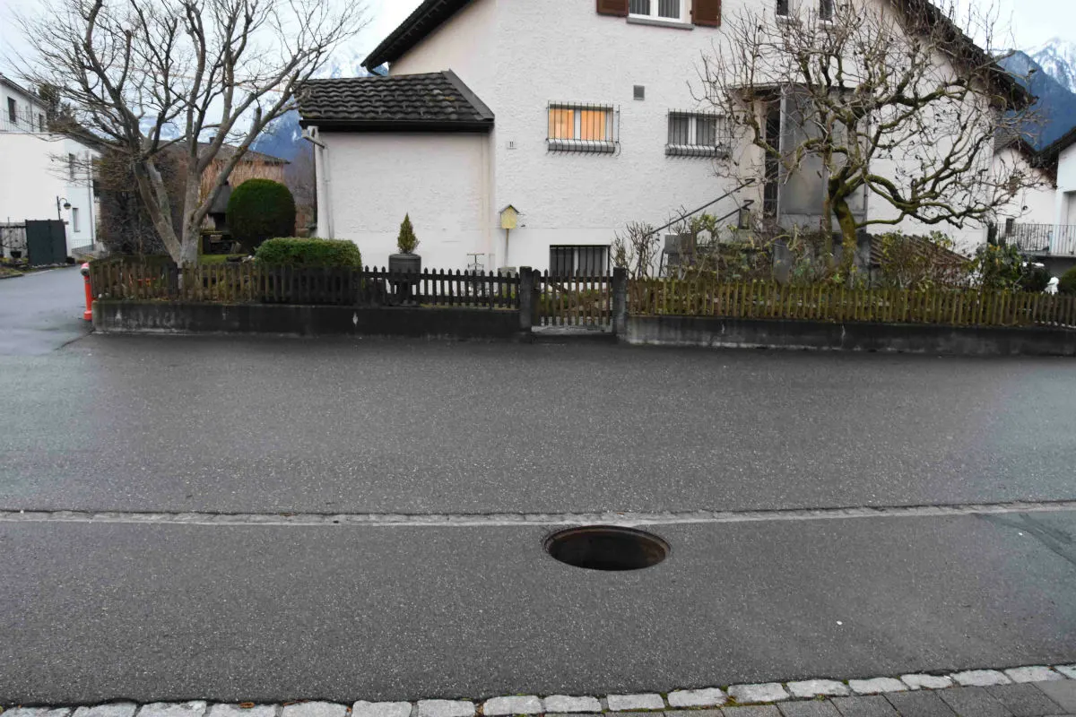 Weesen SG - Mehrere Schachtdeckel entfernt – Frau fällt hinein und verletzt sich!