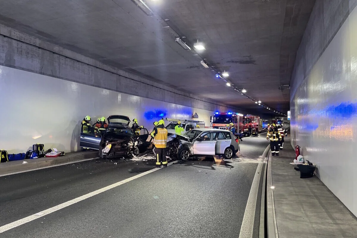 Bütschwil SG - Drei Personen bei Frontalkollision verletzt
