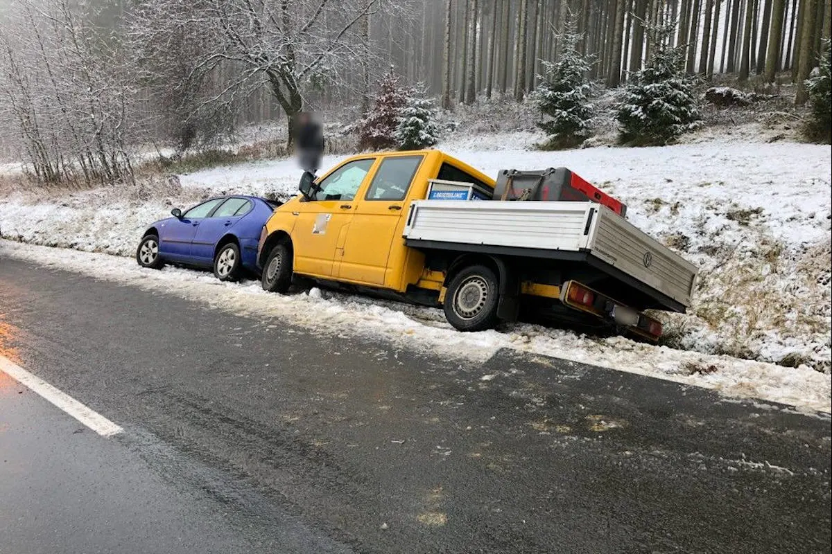 Unfall in Drolshagen – Glatte Straße führt zu Auffahrunfall im Straßengraben