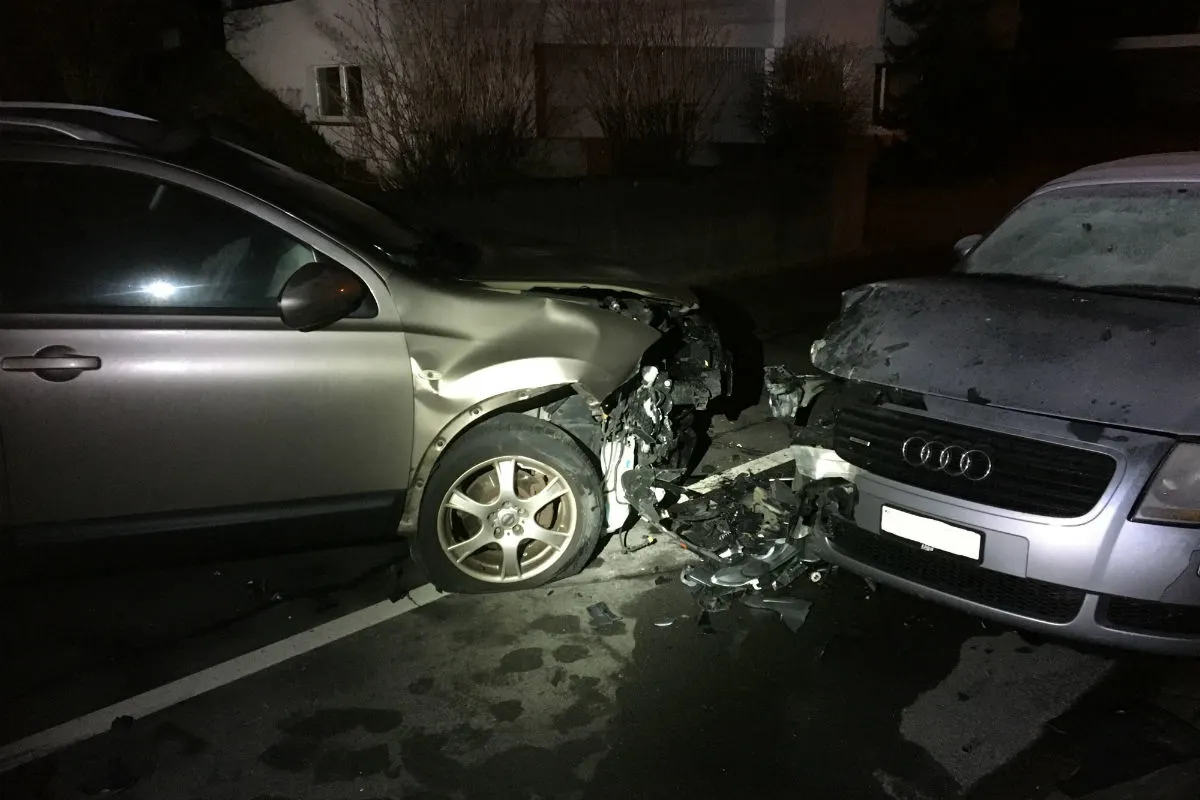 Oberurnen GL - Mit parkiertem Auto kollidiert