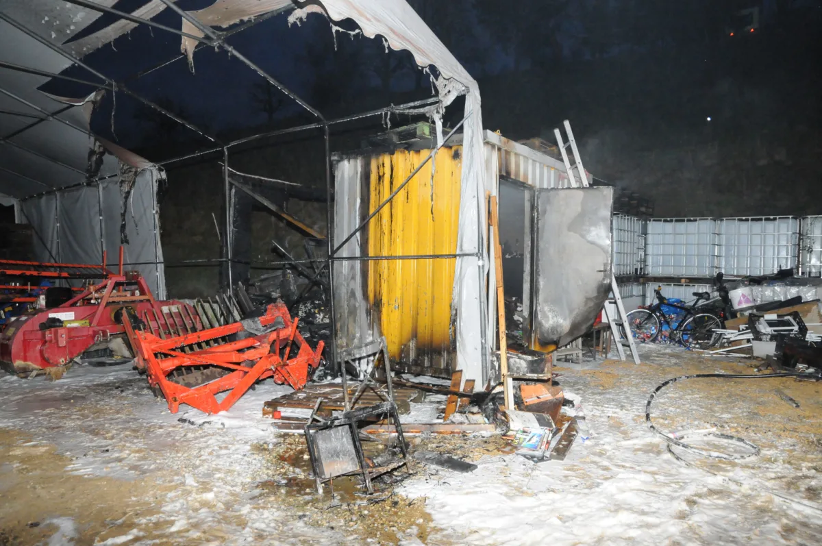 Füllinsdorf BL - Containerbrand erfordert Feuerwehreinsatz