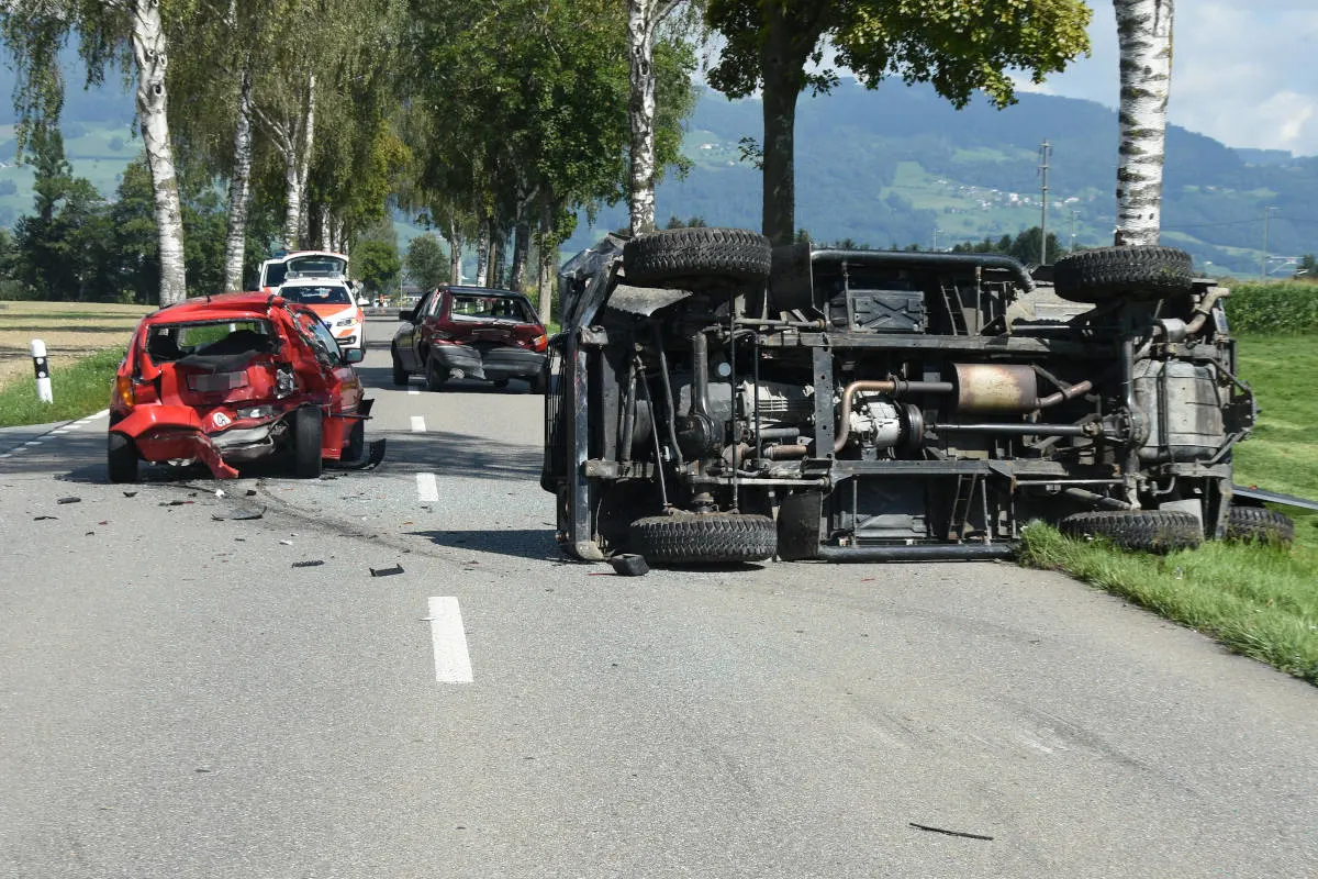 Heftige Auffahrkollision in Oberriet SG – Drei Fahrzeuge an Unfall beteiligt