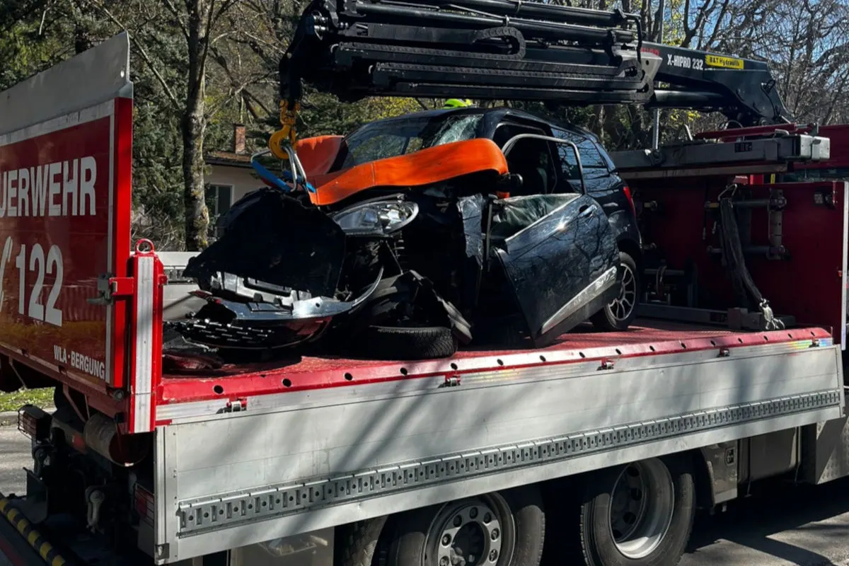 Unfall in Baden – Pkw prallt gegen Baum
