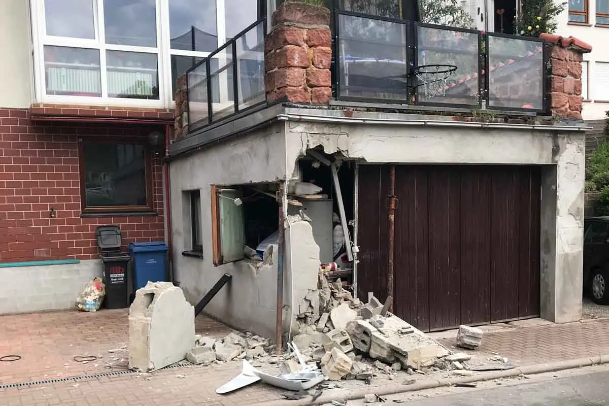 Gas und Bremse in Fischbach vertauscht - LKW kracht frontal in Garage!