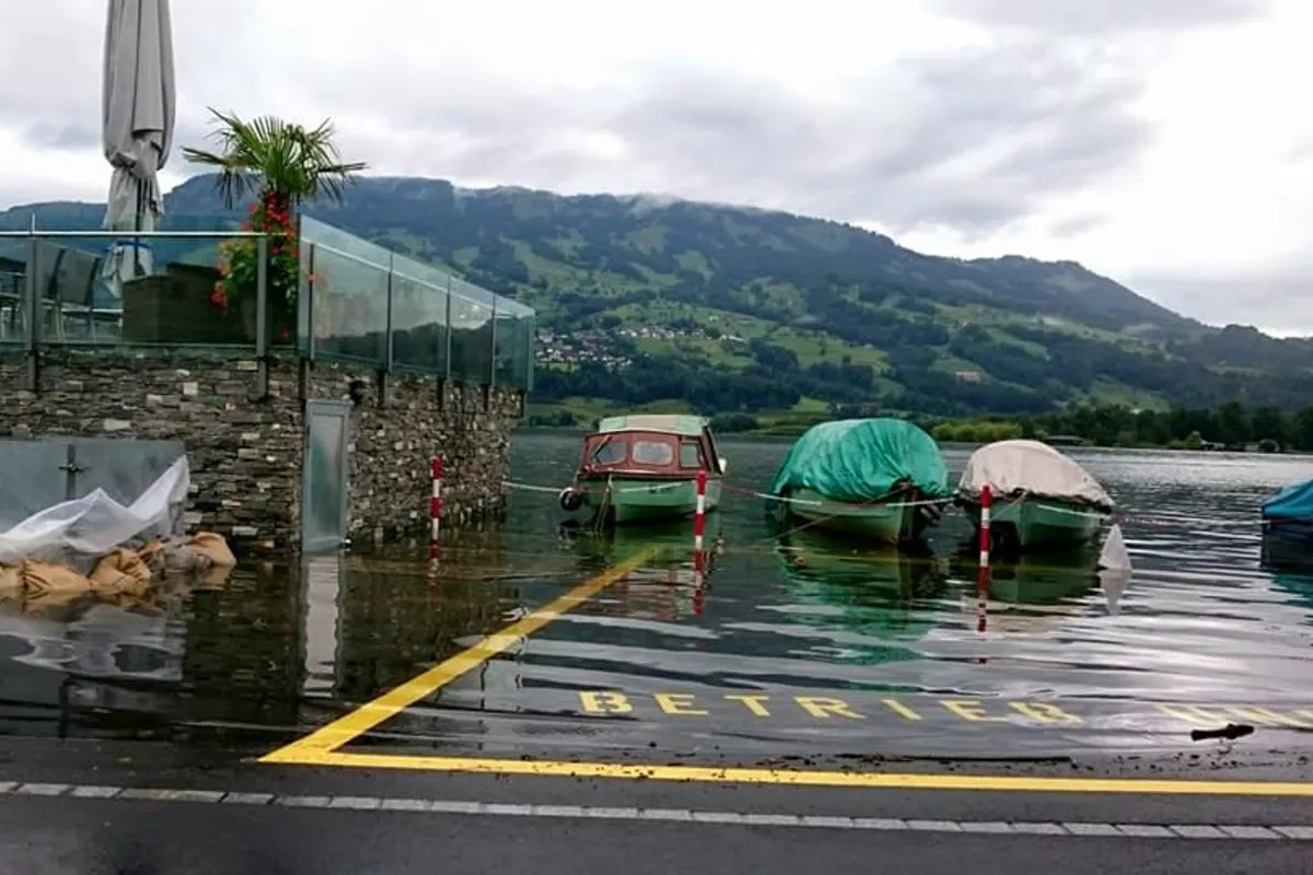 Situation im Kanton Schwyz - Starke Niederschläge und Hochwasser führen zu Strassensperrungen 