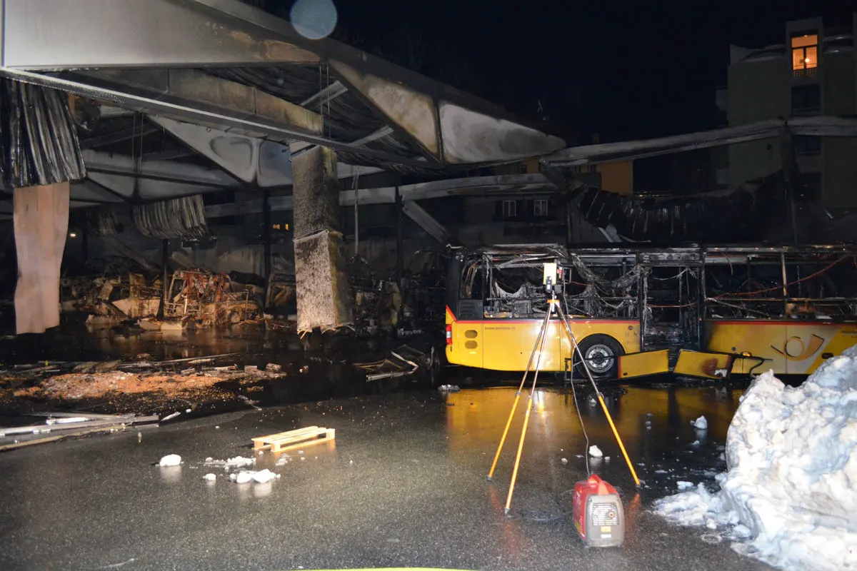 Chur GR - Grosser Sachschaden bei Brand in Postauto - Einstellhalle