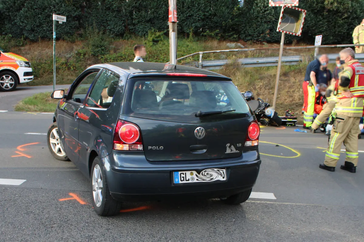 Wermelskirchen – Junge Autofahrerin übersieht Motorradfahrer