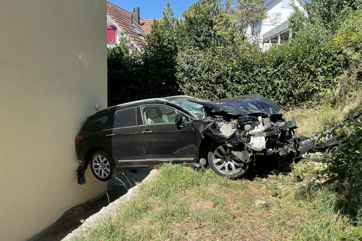 Birmenstorf AG – Eine verletzte Person bei heftiger Frontalkollision