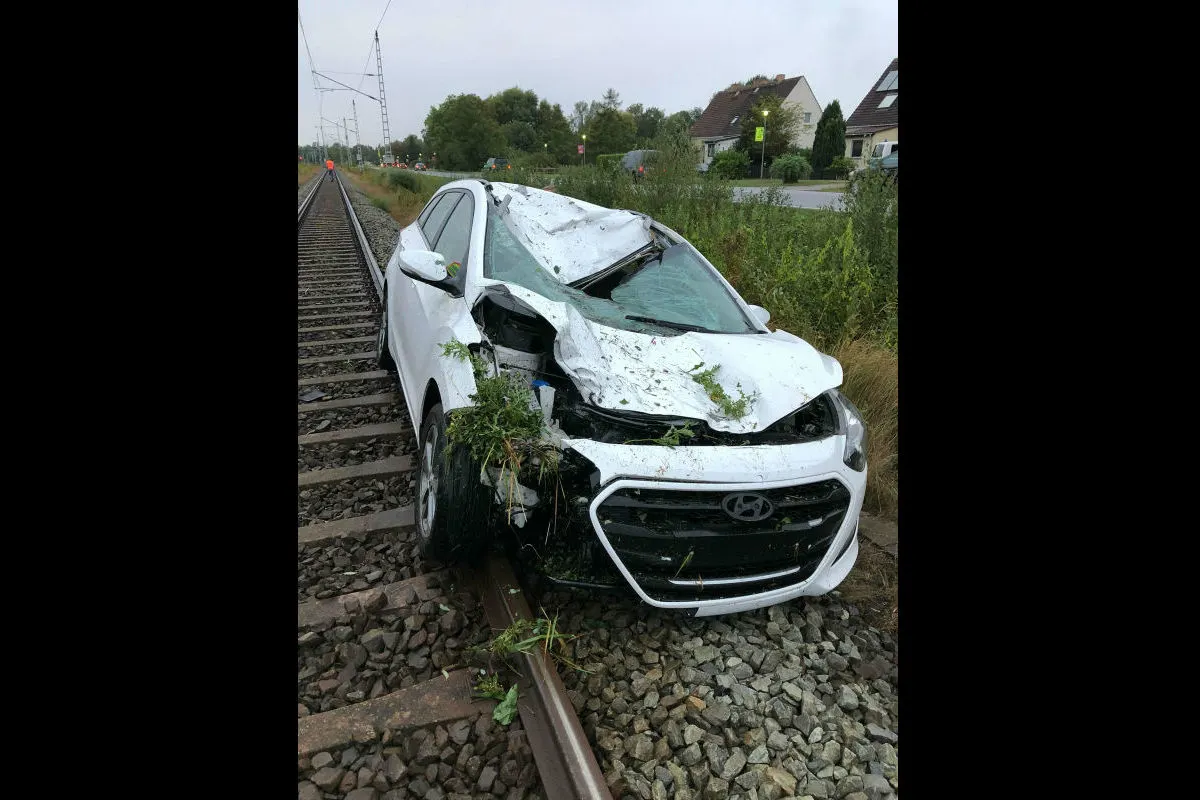 Auto landet nach Kollision mit Pferd im Gleisbett 