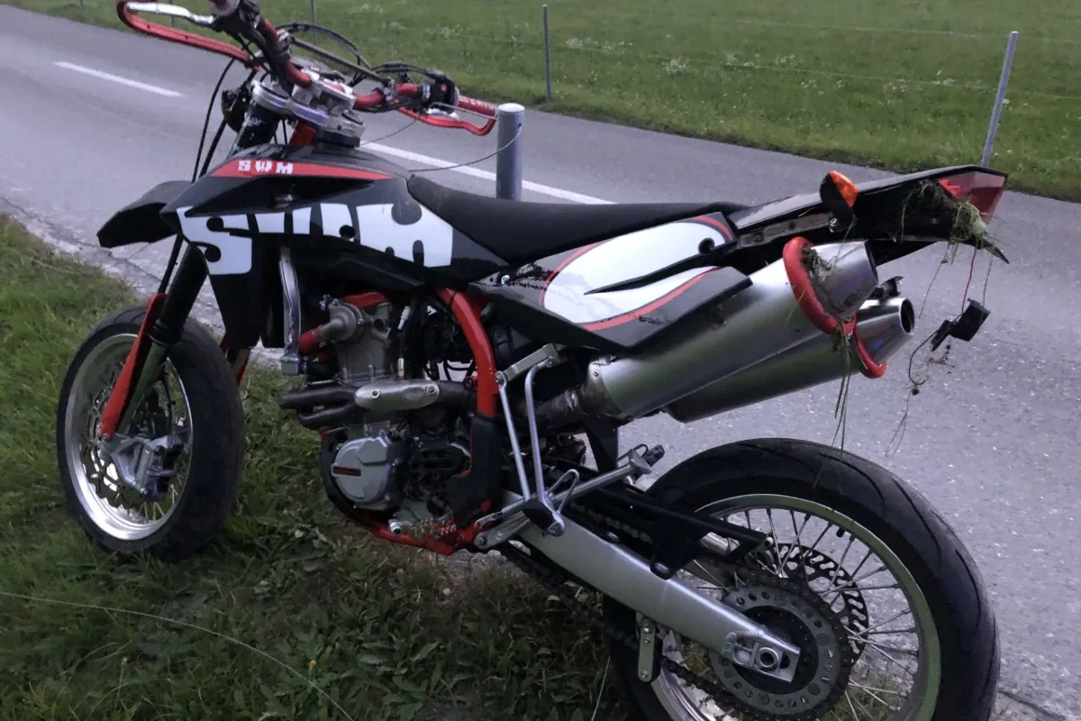 Tragischer Unfall in Mollis GL - 18-Jähriger verunfallt mit dem Motorrad schwer