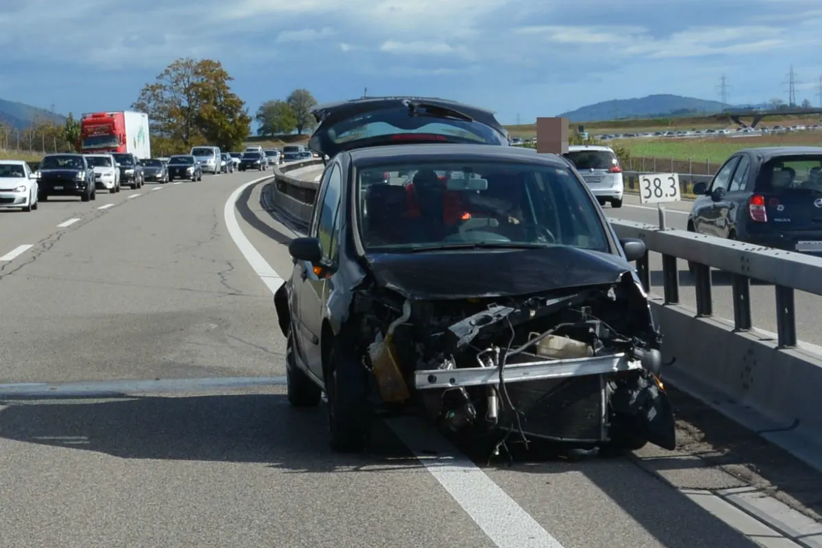 A1/Oberbipp SO - Mit Auto in Leiteinrichtung geprallt - Zeugenaufruf