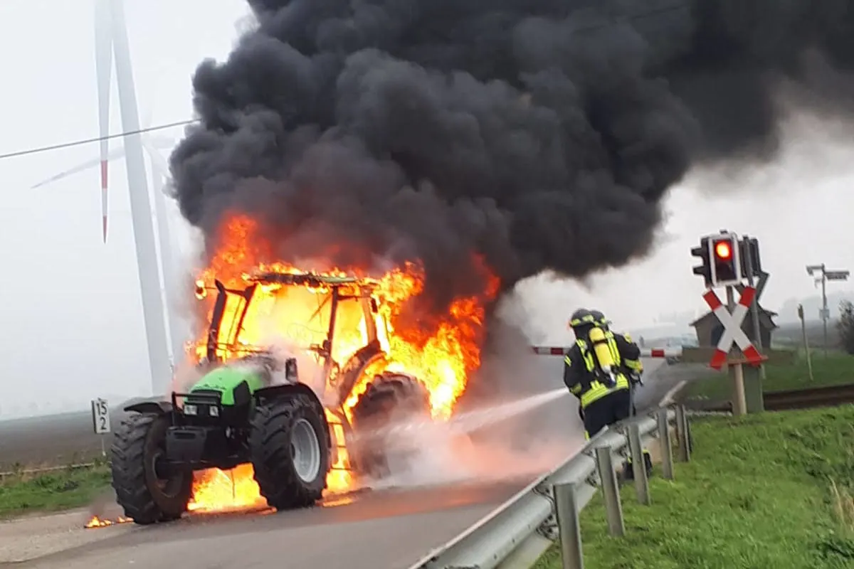 Brand Bunde - Brennender Traktor stoppt Zug