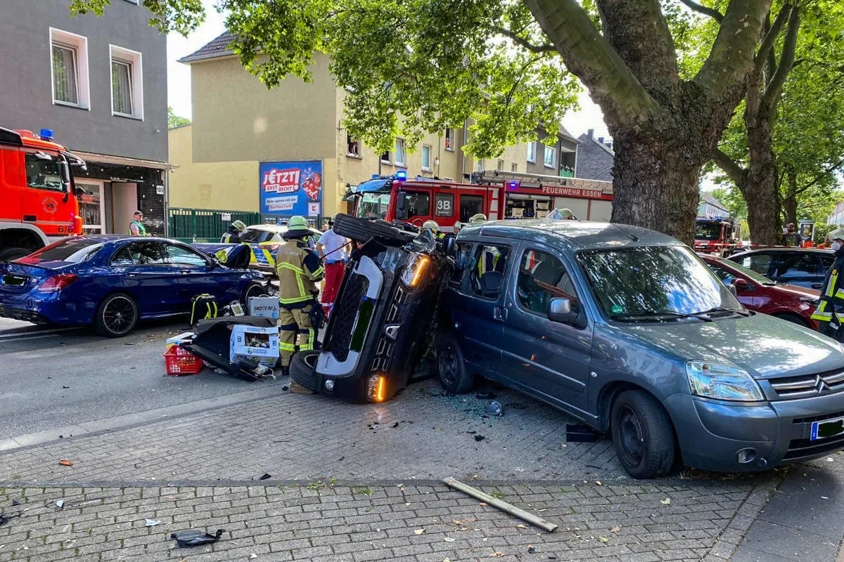 Essen – Fluchtfahrzeug prallt in unbeteiligten PKW