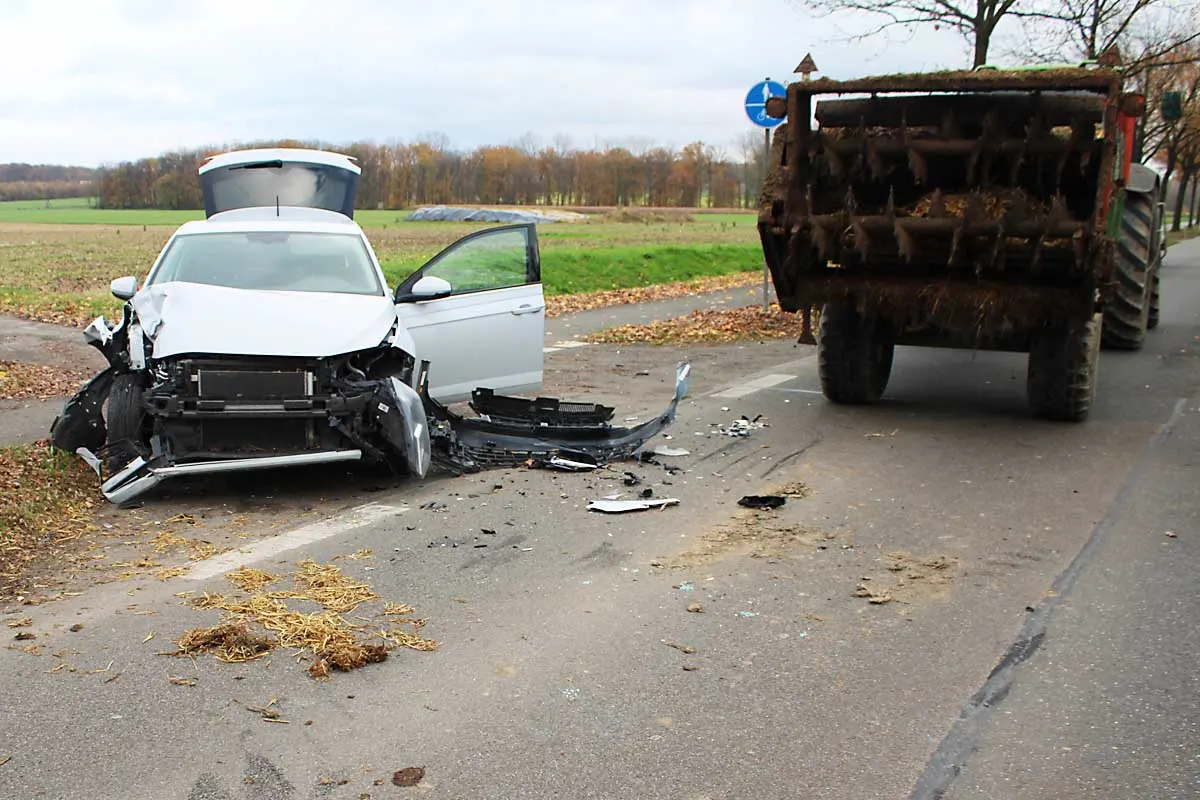 Unfall in Olfen - Kollision zwischen Pkw und Ackerschlepper mit Mist
