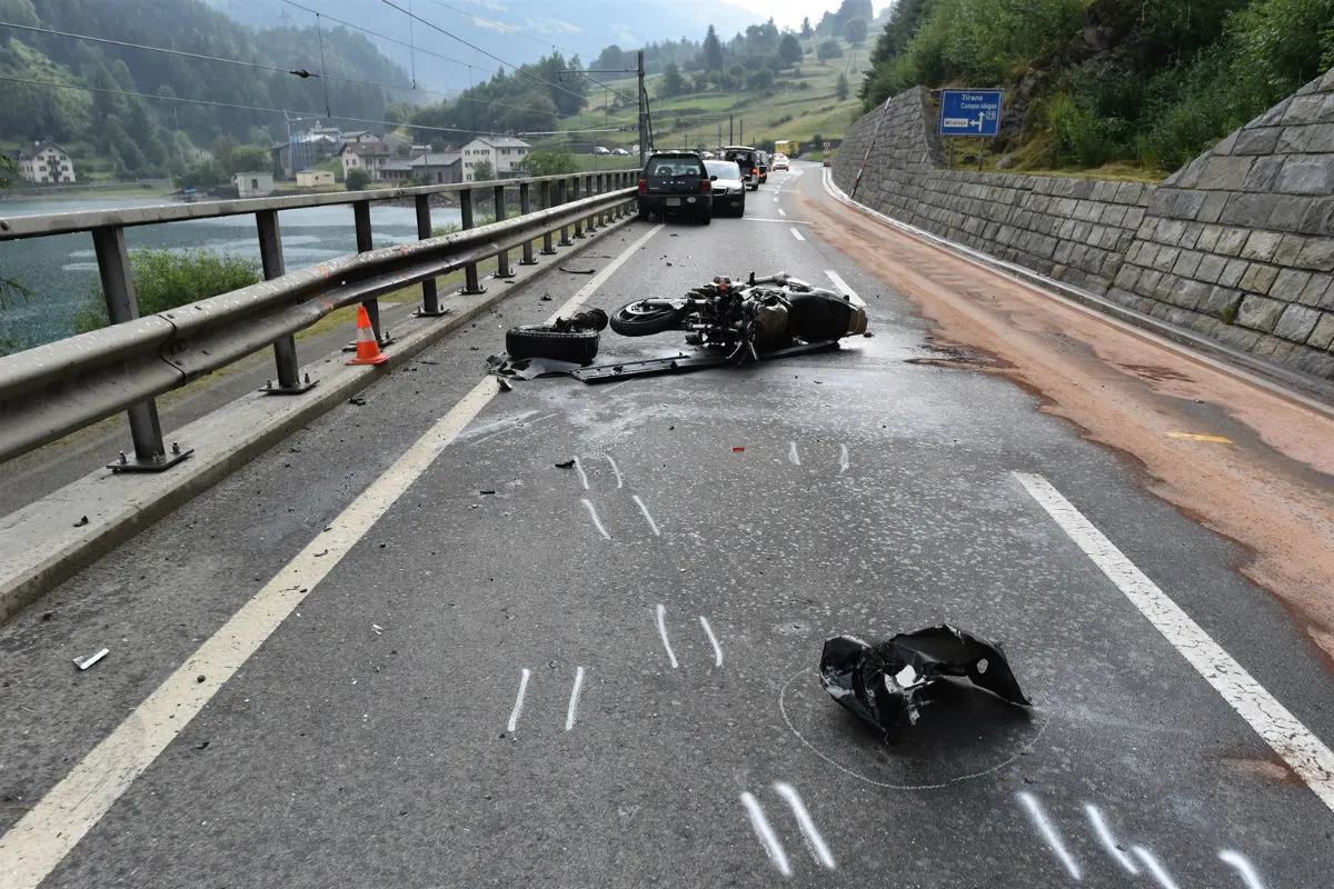 Miralago GR - Auto prallt frontal in Motorrad - Lenker tot