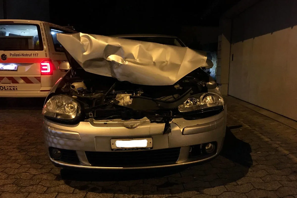 Näfels GL - Auf stehendes Fahrzeug aufgefahren