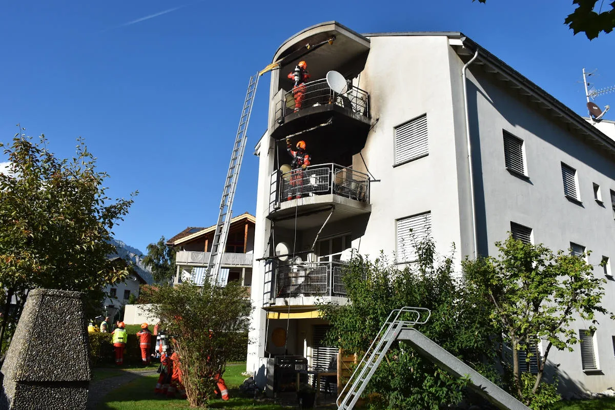 Rhäzüns GR - Balkonbrand an Mehrfamilienhaus