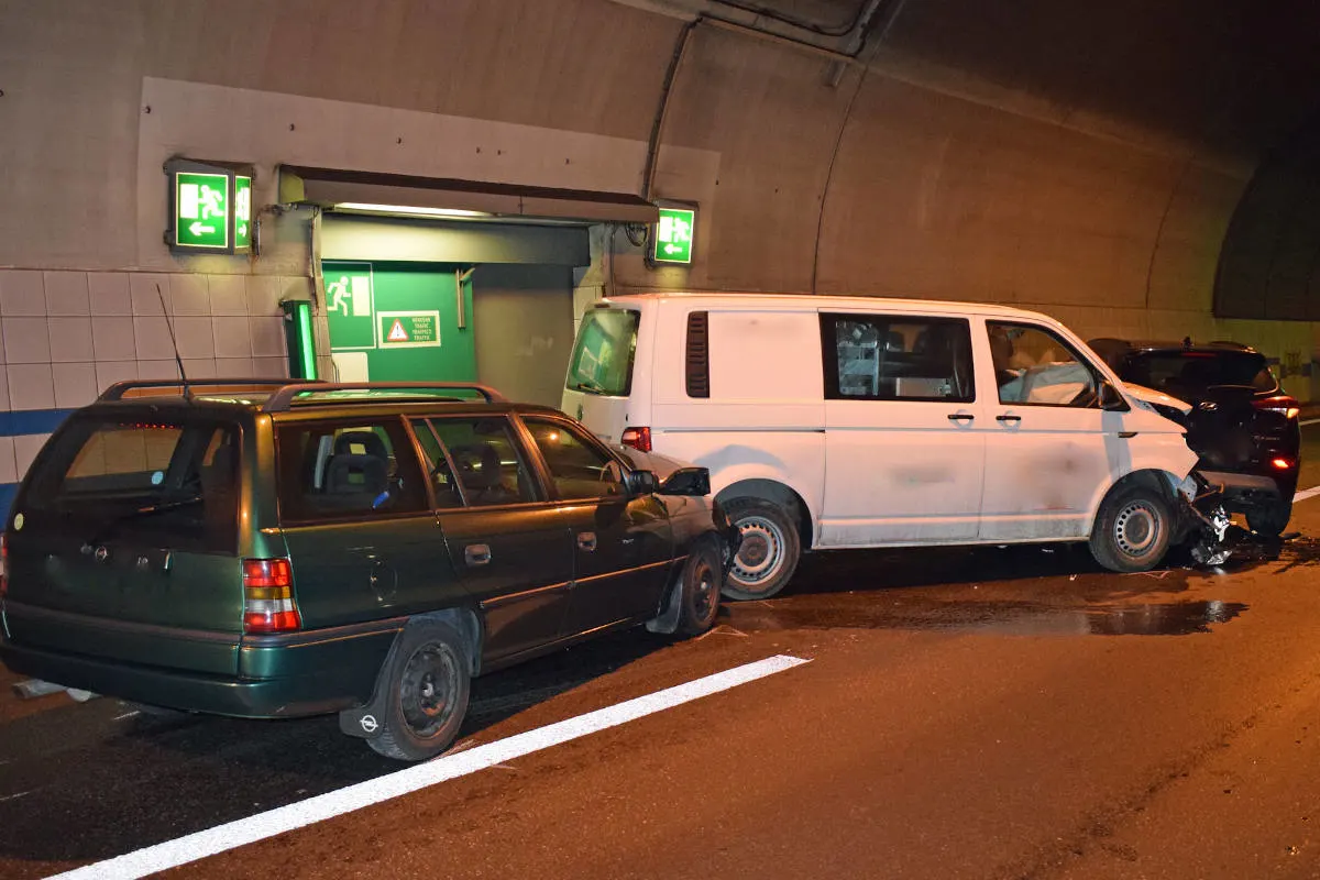 Schwerer Unfall auf der A2 bei Eich – Auffahrkollision zwischen vier Fahrzeugen